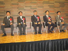 前年度執行部（左から大村会員，伊藤会員，井上会員（幹事長），和田会員，泉会員
