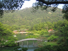 朝日を浴びて神々しい栗林公園