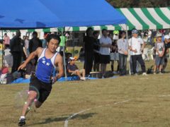 コーナーを駆け抜ける中川正義会員