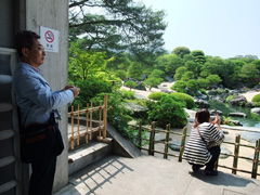 庭を眺め佇む藪野恒明会員