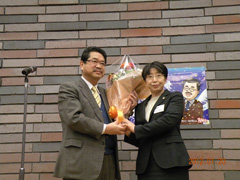 片山登志子会員からの花束贈呈