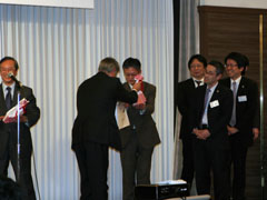 藤木幹事長から次年度執行部への記念品贈呈