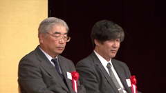 前年度大阪弁護士会副会長を務められた増市徹会員（右）、同じく監事を務められた鶴田正信会員の慰労