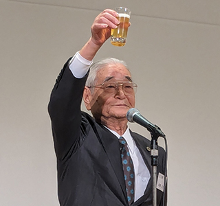 乾杯をする高階貞夫会員