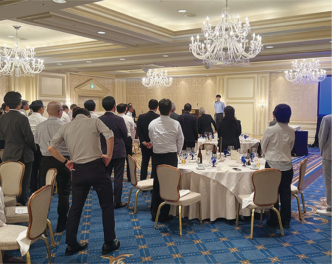 中井祐輔会員による万歳三唱